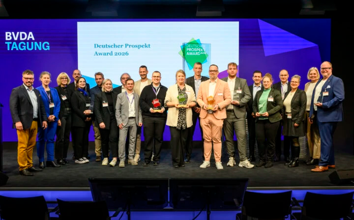 Preisträgerinnen und Preisträger des Deutschen Prospekt Awards 2026 mit Trophäen auf der Bühne der BVDA-Tagung vor einer Leinwand mit dem Award-Logo