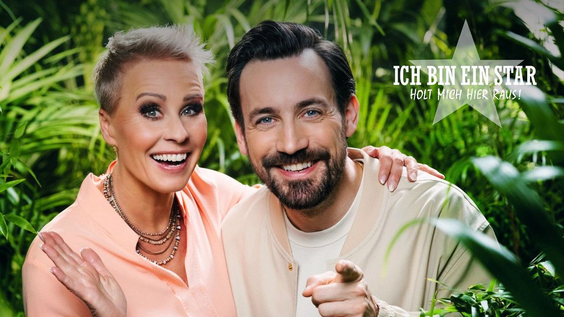 Sonja Zietlow und Jan Köppen im Dschungel-Set mit dem Logo von „Ich bin ein Star – Holt mich hier raus!“