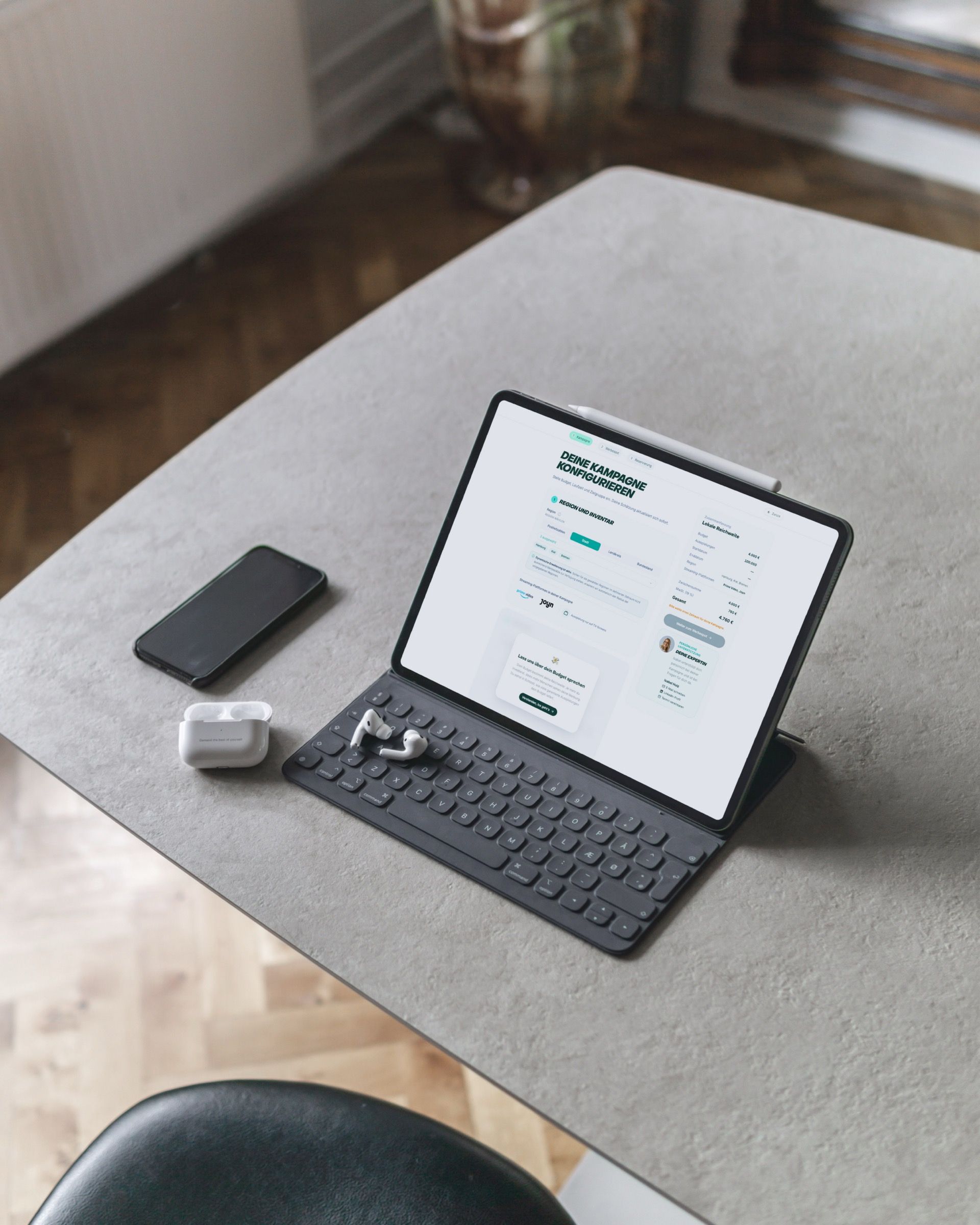 Tablet auf einem Tisch zeigt die Buchungsmaske „Deine Kampagne konfigurieren“ der Esome-Plattform