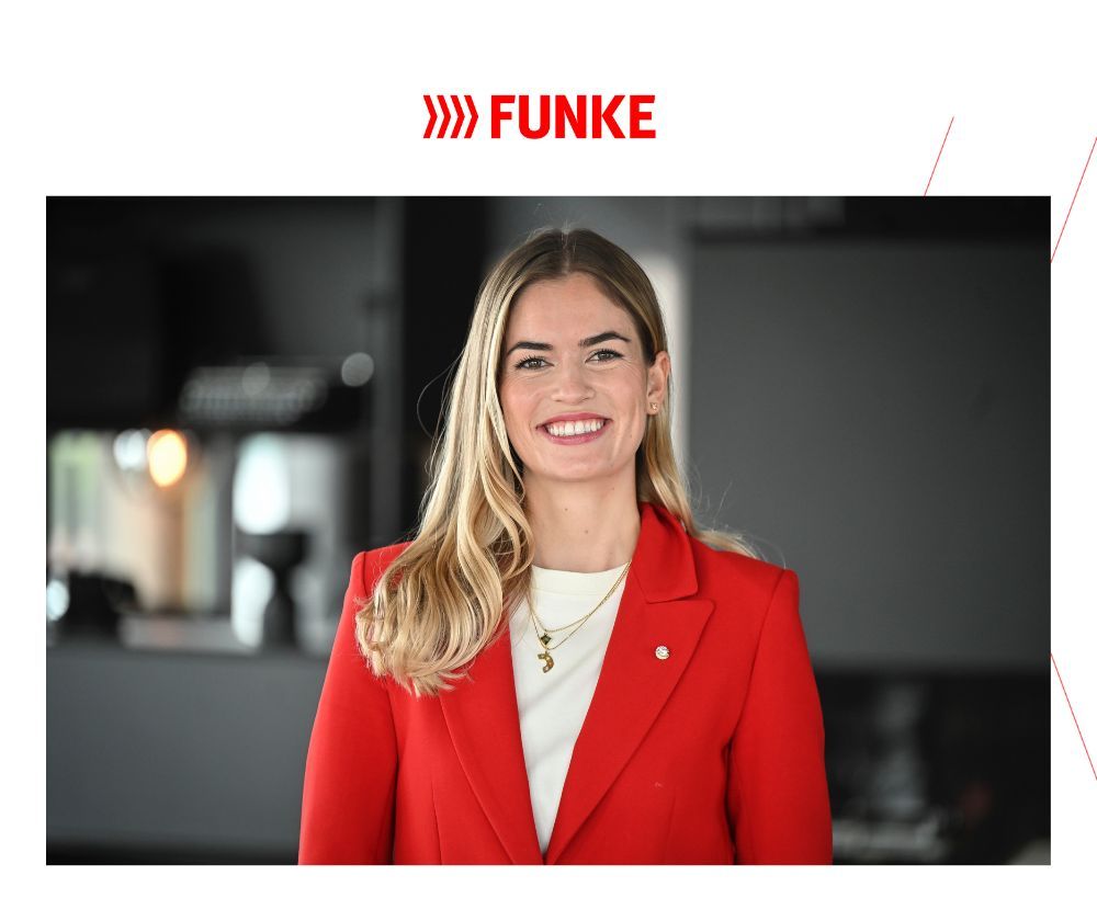 Porträt von Anna-Katharina Kölbl im roten Blazer vor unscharfem Büro, darüber das Funke-Logo