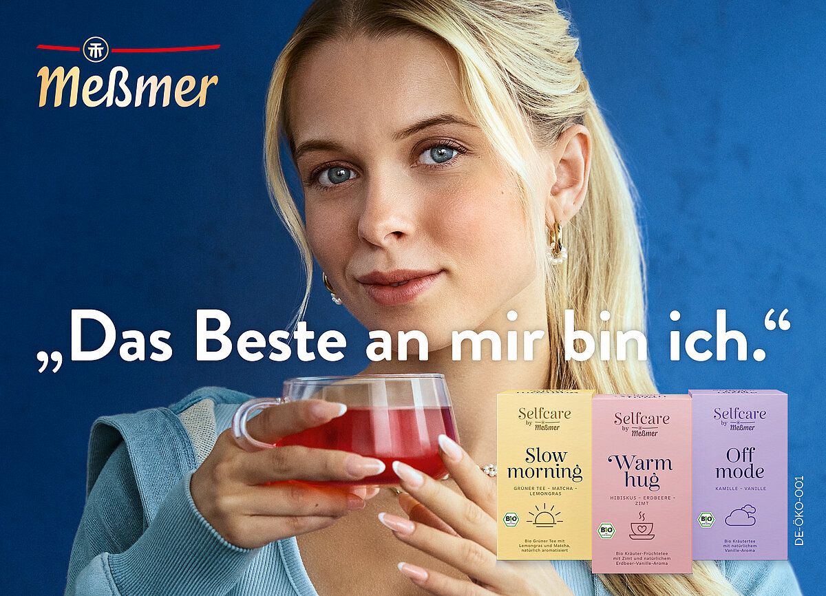 Kampagnenmotiv: Frau mit Tasse Tee vor blauem Hintergrund, dazu der Satz „Das Beste an mir bin ich.“ und drei Packungen der Range Selfcare by Meßmer