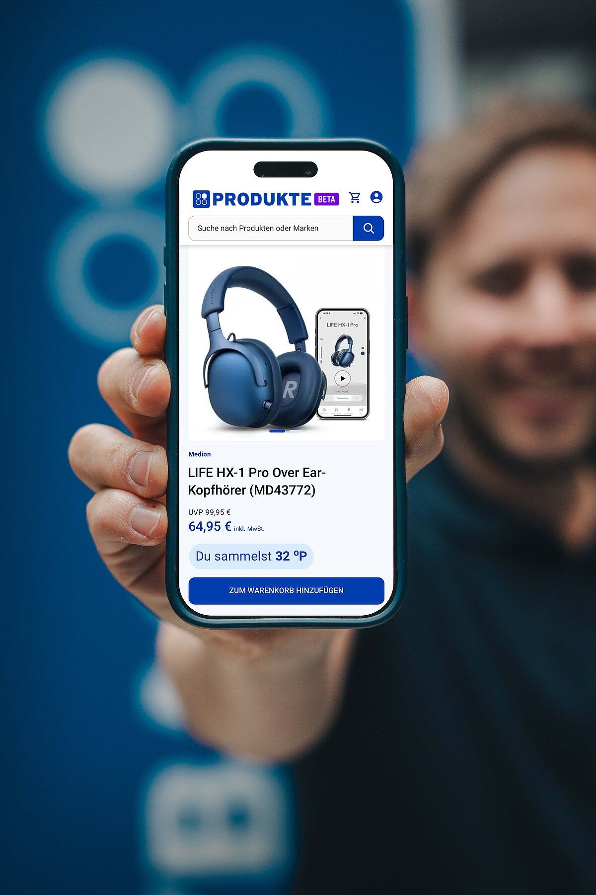 Eine Hand hält ein Smartphone mit dem Bereich PAYBACK Produkte in der App, darauf ein Kopfhörer-Angebot