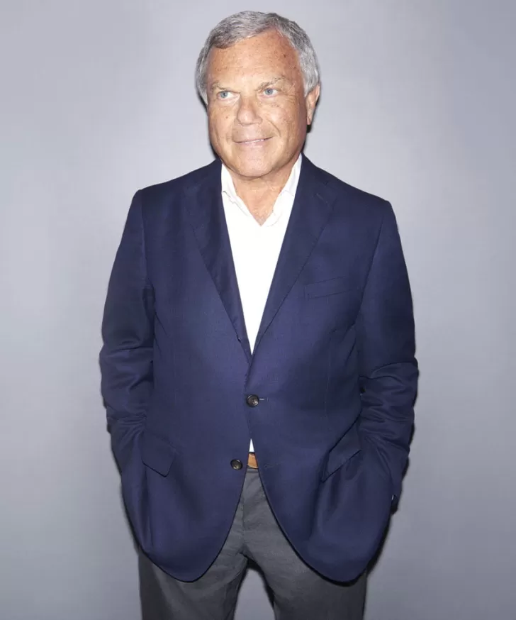 Martin Sorrell, Executive Chairman von S4 Capital, im dunkelblauen Sakko vor grauem Hintergrund