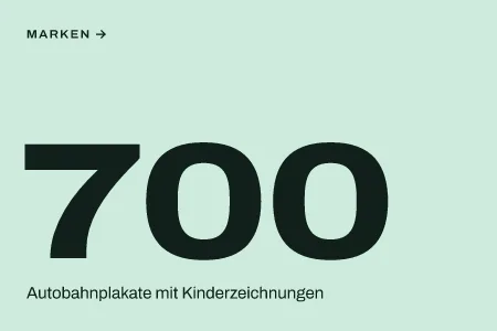 Textgrafik: 700, Autobahnplakate mit Kinderzeichnungen – Kreation